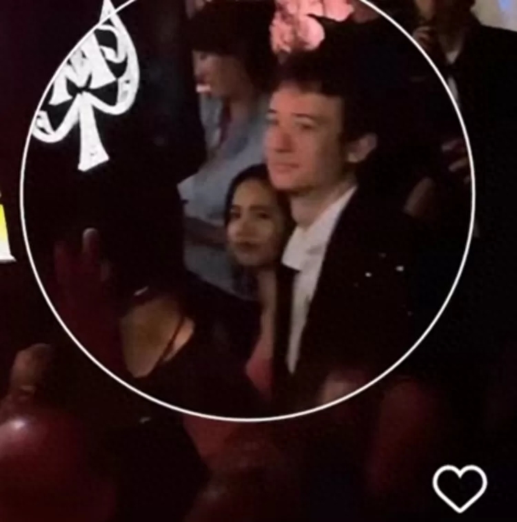 Lisa约会视频在韩网热传,他亲自撑伞护送,韩网友称太让人羡慕了