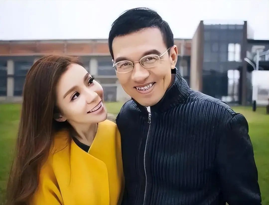 央视花旦朱迅:嫁农村,“倒贴”婆家一套房,还将公婆宠成了孩子