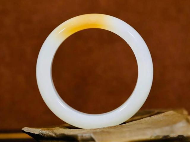 龙钞|玉石圈的C位之争！和田玉与翡翠应该怎么选？