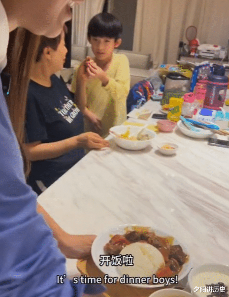 洪金宝的豪宅被曝出,家里的杂物都要堆到屋顶了,他的媳妇多邋遢?