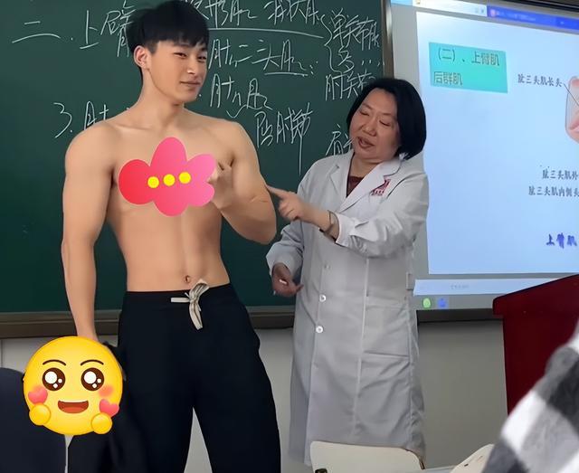 高校|高校男生解剖课上当模特，大秀健硕肌肉，谁隔着屏幕流口水我不说