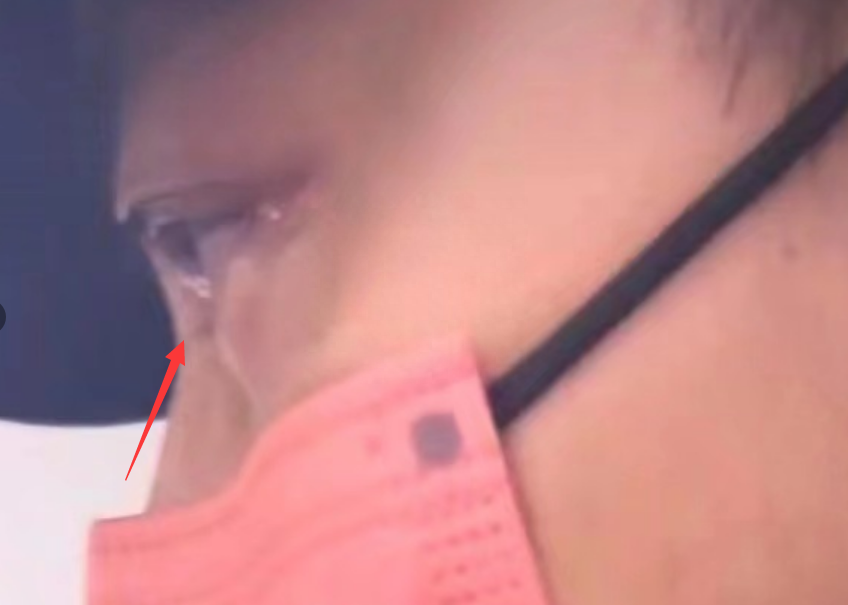 李易峰消失344天首露面,瘦了不少黑眼圈严重,红了眼眶偷偷抹泪