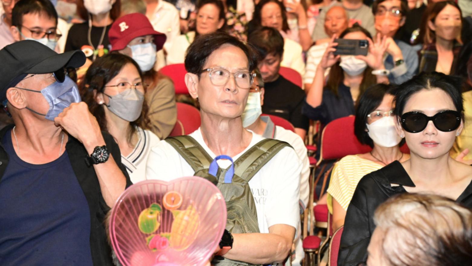 62岁吴廷烨罕露脸身形消瘦，为照顾逾90岁母亲已减产，至今仍单身