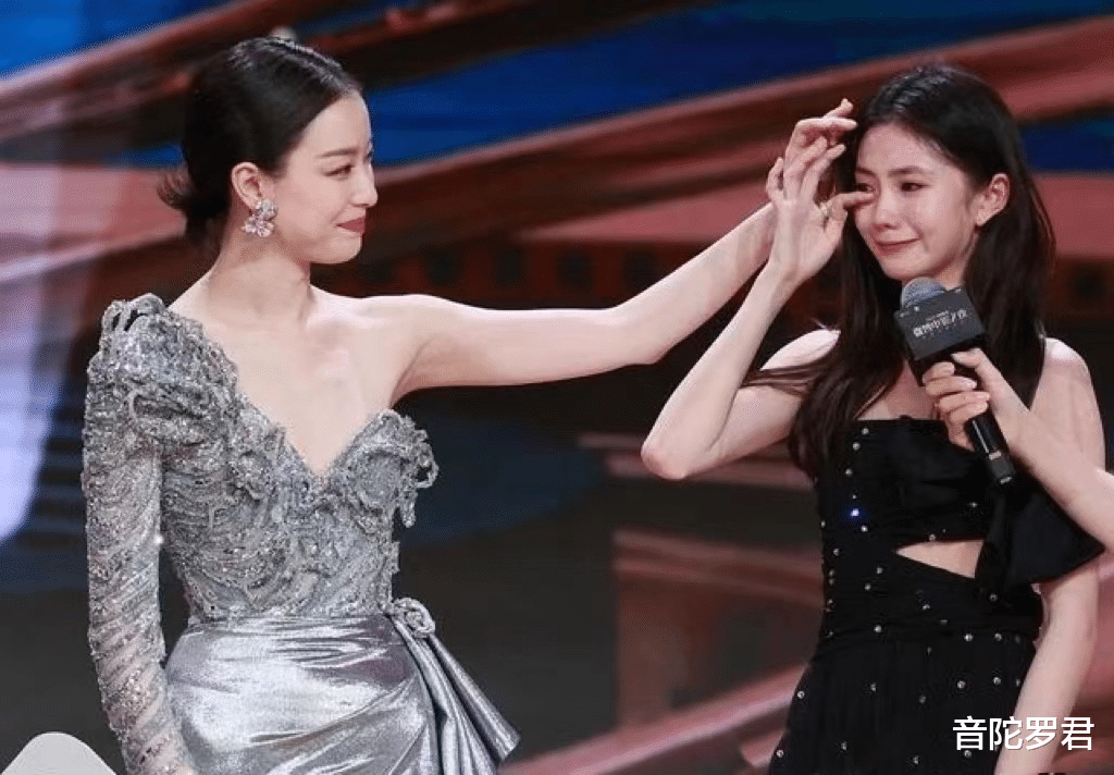 被赶到走廊睡觉、手接口水、跪地伺候穿鞋、这些明星哪来的优越感