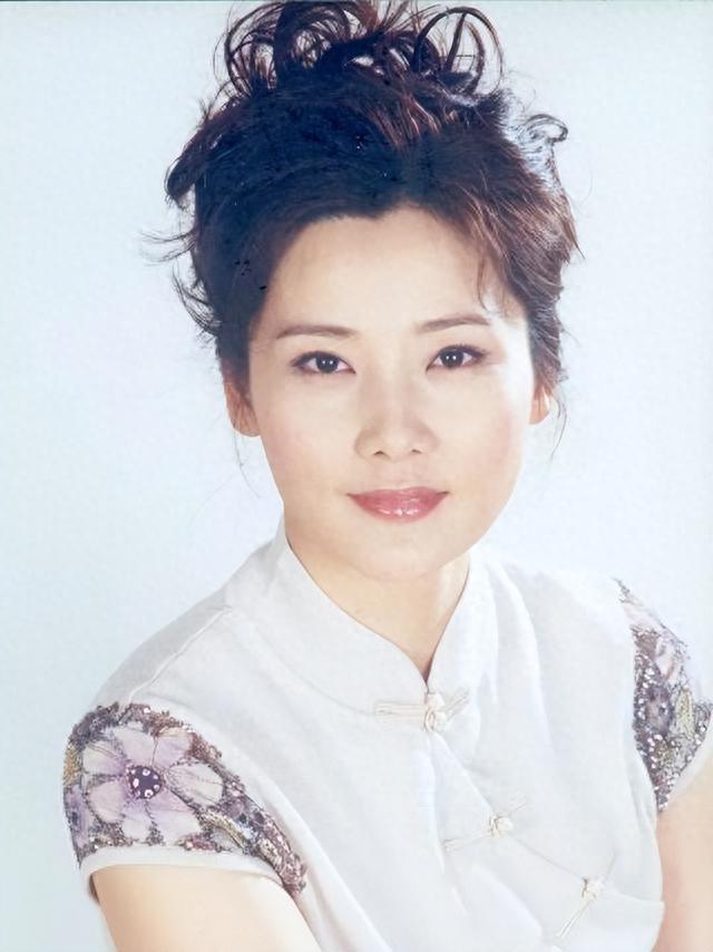 “江南美人”何赛飞:曾是邓颖超座上宾,嫁初恋33年,被宠成公主