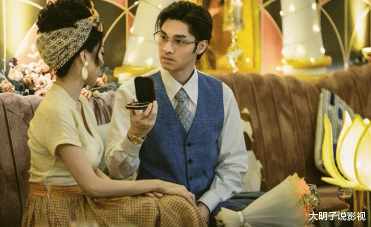 恭喜!香港知名男星晒照宣布结婚,送一捆20万现金而被指炫富