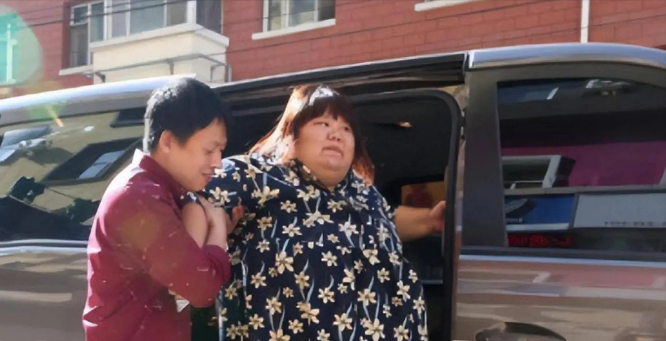 昔日校花被丈夫喂到330斤，曾睡塌两张床，丈夫：我怕她被抢走