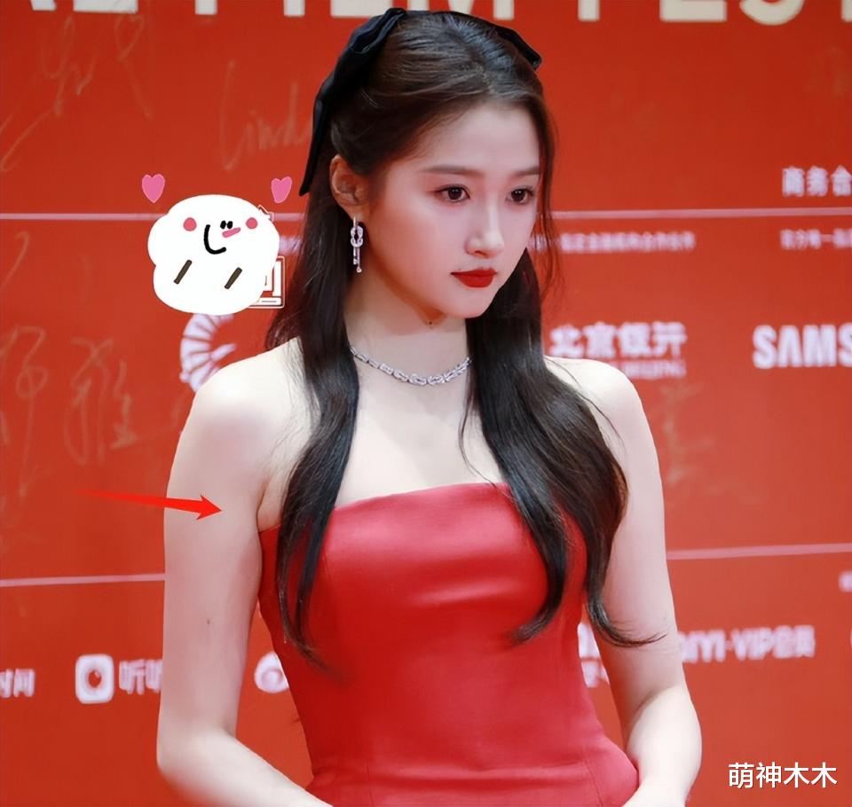 周冬雨|北影节闭幕红毯：关晓彤红裙显腰粗，周冬雨老气，王一博严肃冷脸