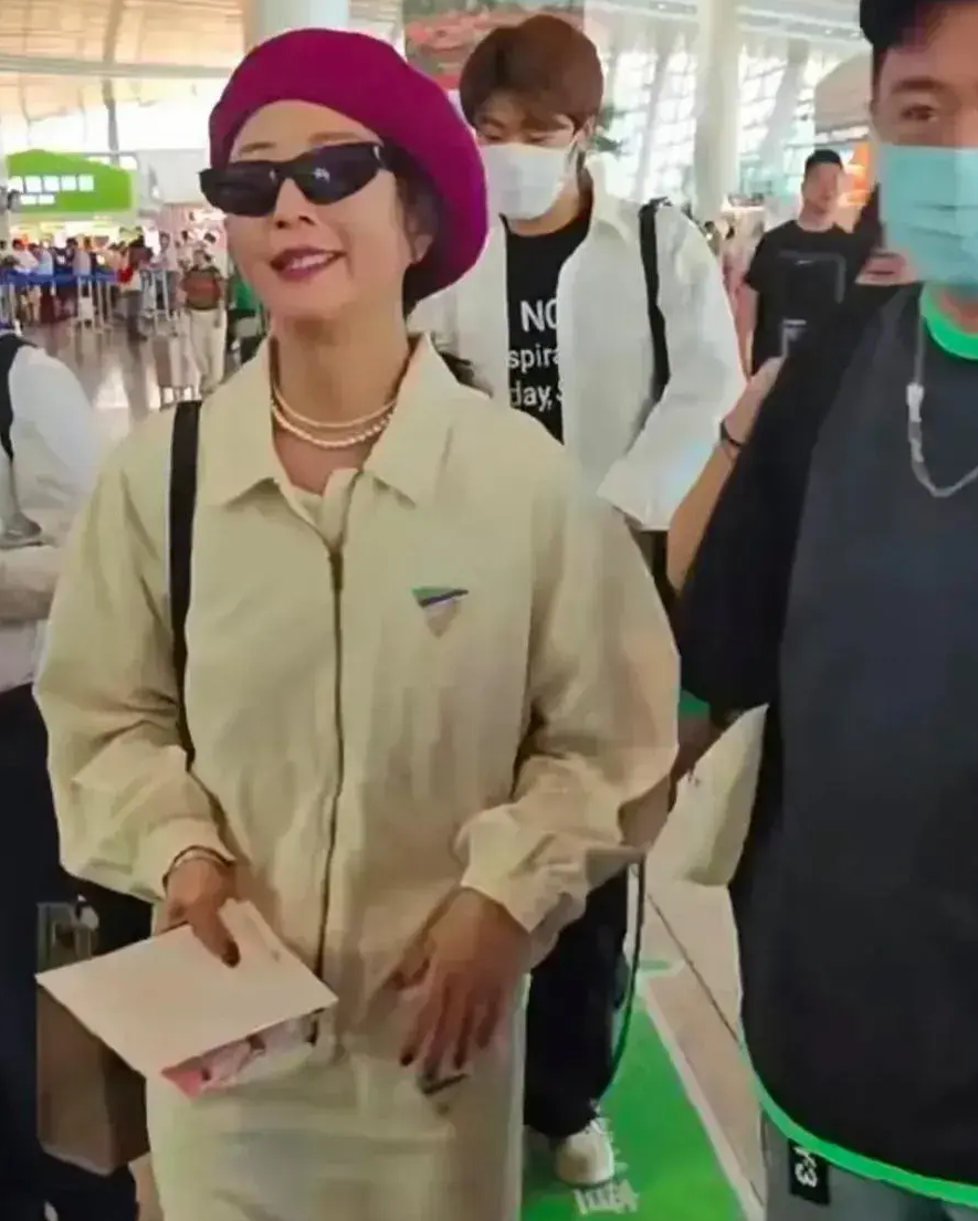 44岁殷桃“断崖式”衰老，机场路透曝光，老气难看浑身廉价感十