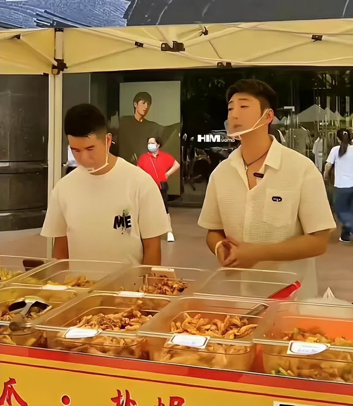 TVB前知名男星摆摊卖卤味！39岁帅气依旧，被要求合影贴心配合