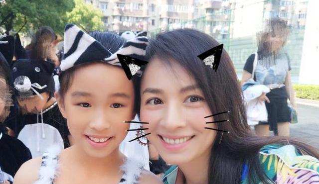 张庭|移民？张庭13岁女儿上外籍学校，穿吊带秀蛮腰，与外国同学热舞