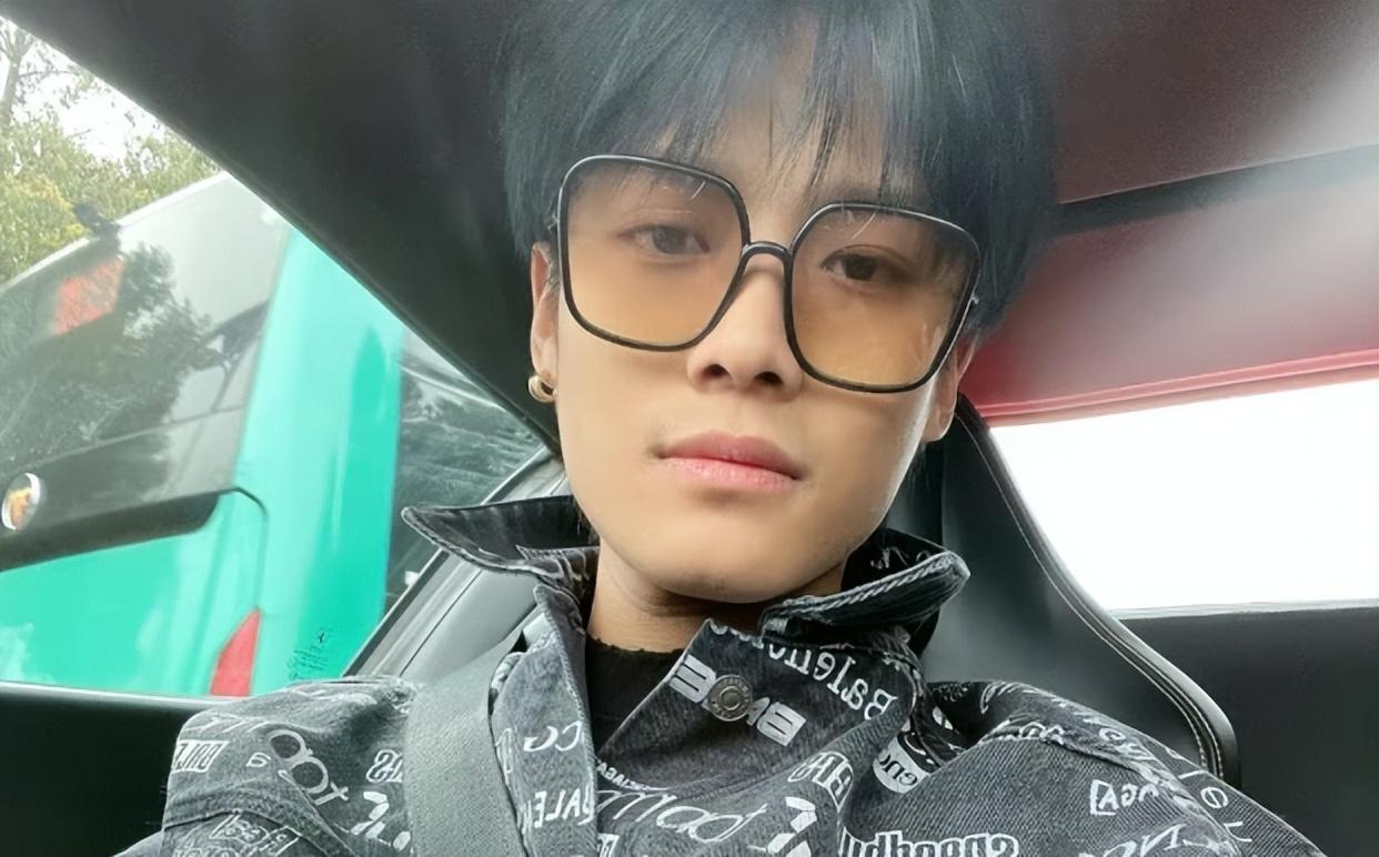 风波升级!大杨嫂王嘉尔亲密照引争议,大杨哥回复略显卑微