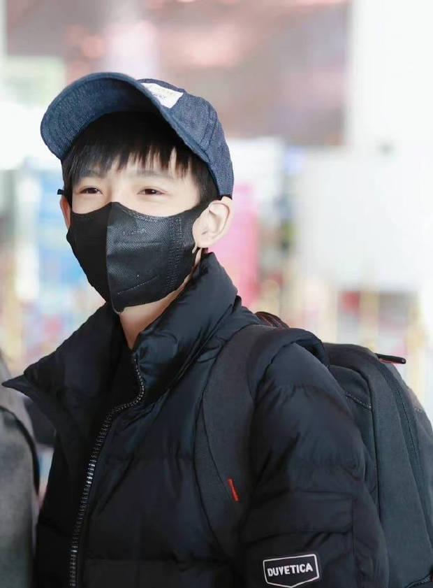 董洁|董洁与潘粤明和解后带儿子现身机场 顶顶笑眼弯弯帅气俊秀