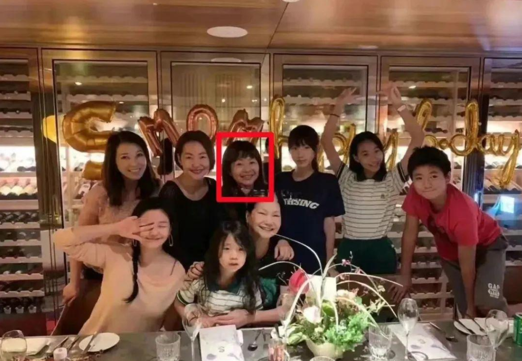 许韶恩晒与表弟合照!穿清纯蓝戴粉帽俏皮甜美,大S外甥帅如明星