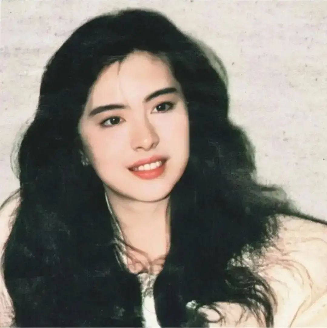 55岁的王祖贤,叶落归根,定居湖州,在移动办业务,女神气质还在