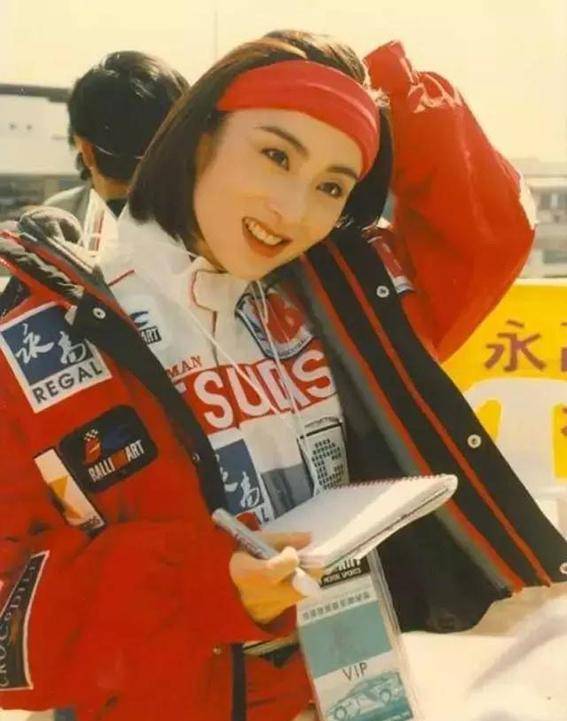 54岁的张敏：被香港大亨向华胜独宠9年，分手后嫁经纪人刘永辉