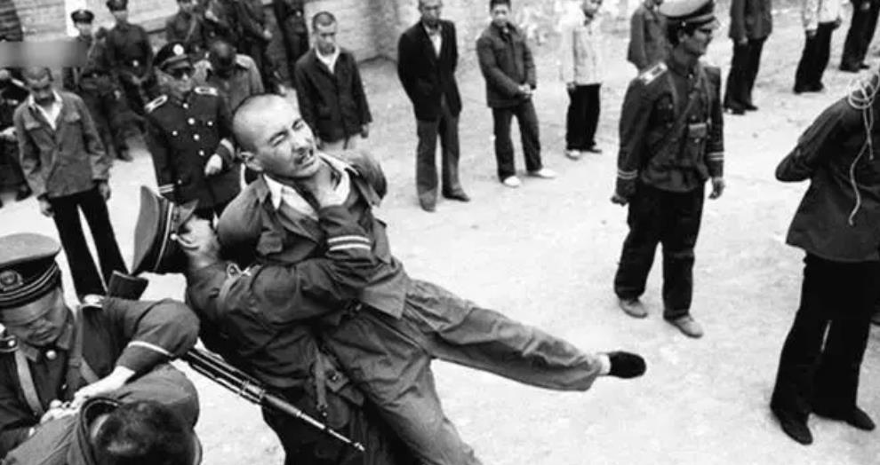 92年上海女子向门外泼水，被4人围殴5分钟，逮捕后大闹派出所