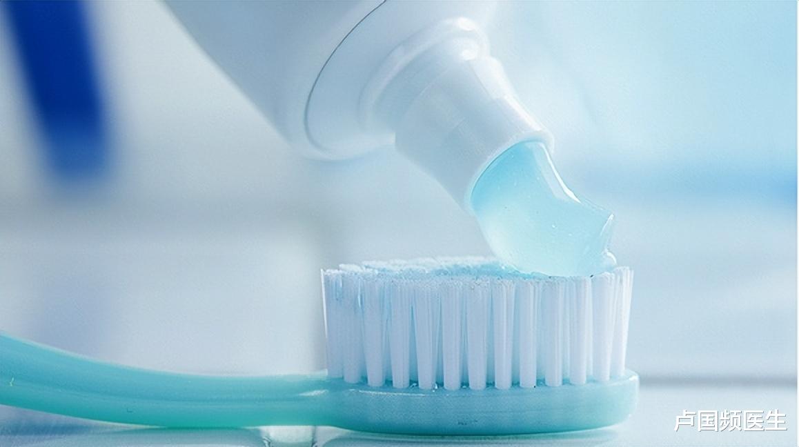 牙膏、生姜是老年斑的克星？医生坦言：能淡化老年斑的是2种方式