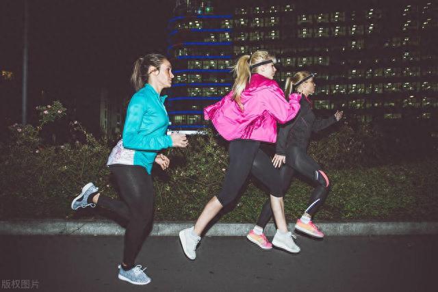 妻子与男闺蜜夜跑归来，丈夫发现其内裤反穿，怒砍掉妻子的腿