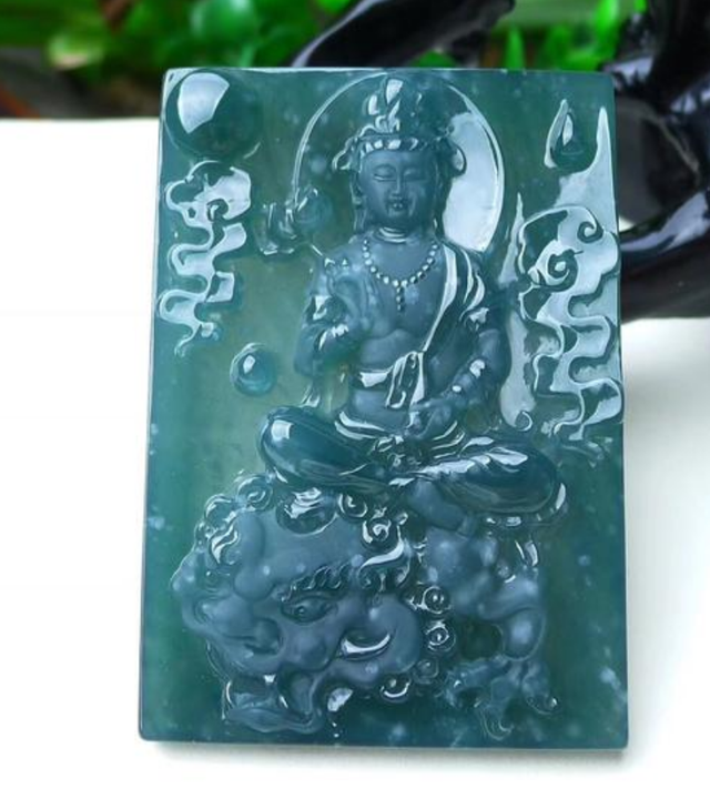 翡翠|蓝水静谧晴水淡雅,两种翡翠名字相似,风格却各有千秋