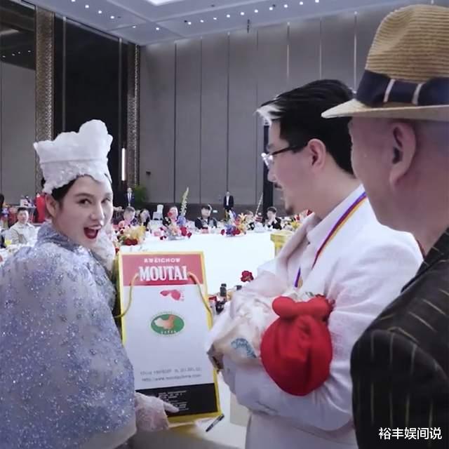 婴儿车|汤镇业太丢面！手捧鲜花为网红女儿庆满月，婴儿车价值近5万元