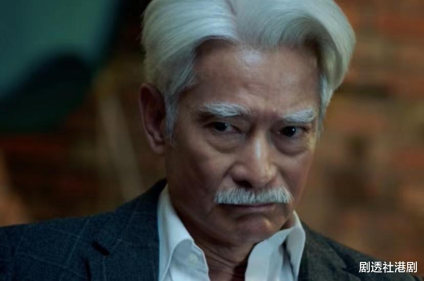 近况曝光!港知名老戏骨机场被偶遇,头发眉毛全白双眼却炯炯有神