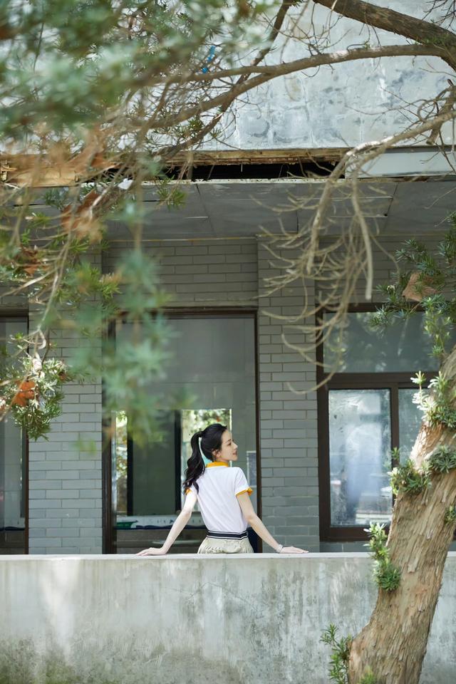 穿衣搭配|时隔七年,陈都灵再次回到校园,被大家感慨:她好像不会变老!