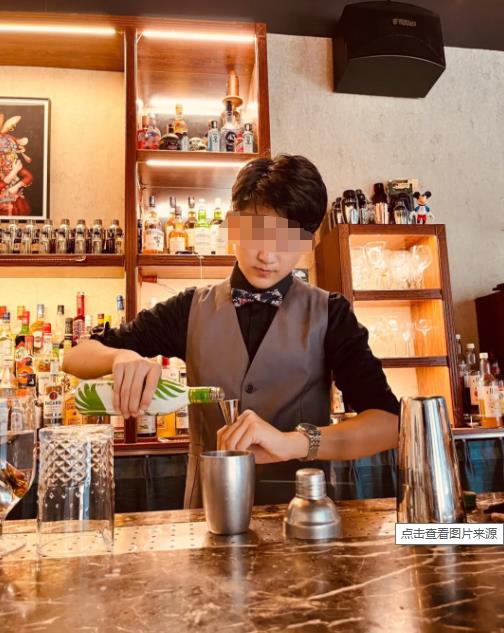 32岁小伙凭借自身本事,两年睡400位女性,女友更是多到需要排队