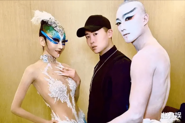 杨丽萍被曝私生活糜乱,生活全靠男助理伺候,网友:现实版老佛爷