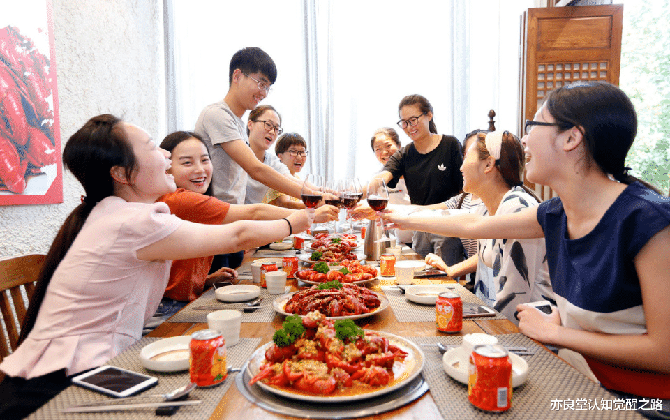 在单位里,不管参加什么饭局,如果你不是重要人物,提前走不要和一桌人道别,小则丢人,大则丢官