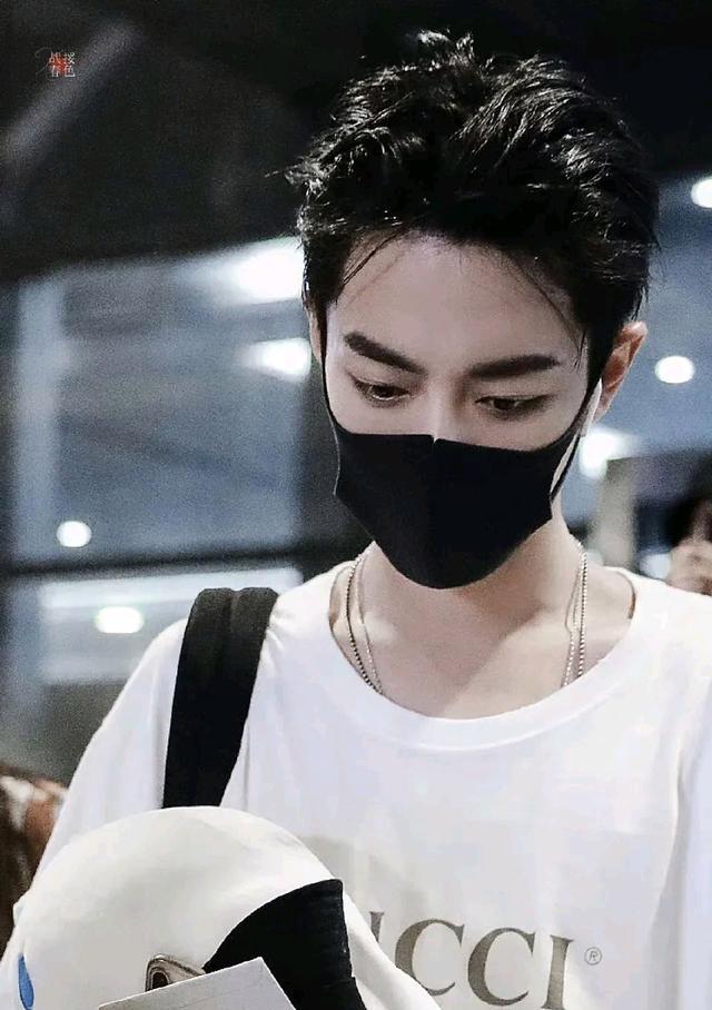 肖战现身机场,头扎小辫儿太吸睛,即将登台献唱引无数人瞩目!