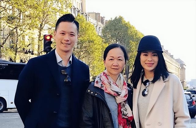 胡杏儿|胡杏儿晒母子合影，一手揽住3个儿子，素颜无滤镜毛孔黑头好清晰