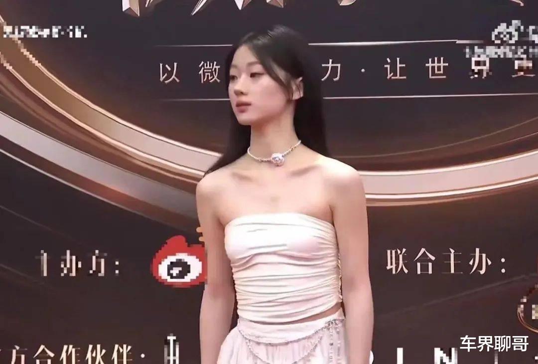 汪峰|一场顶级盛事,将平板身材玩性感的尴尬,展现得淋漓尽致