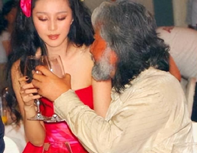 被封杀5年后范冰冰传隐婚!养二婚老公和继子负担太重,拼命捞钱