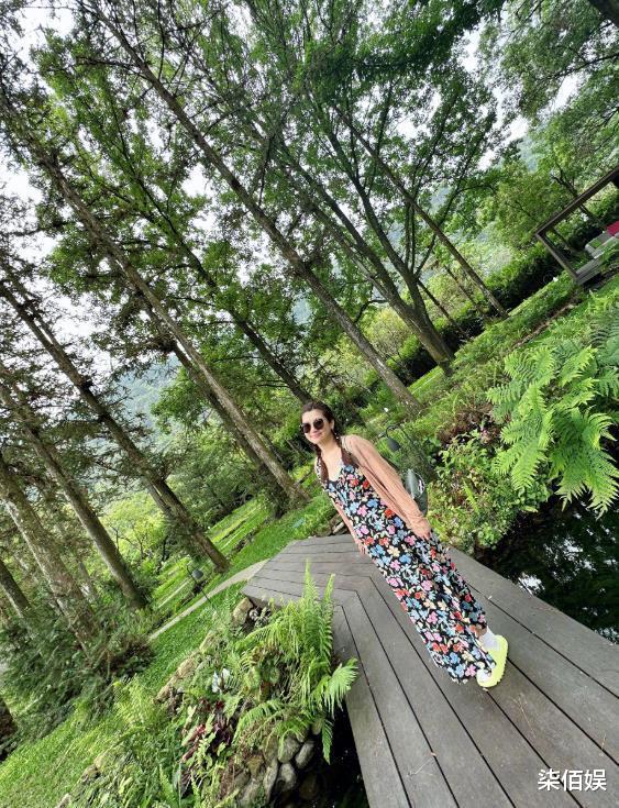 迪丽热巴|Selina晒旅行照，孕肚大如箩用手托住，与男友牵手对视甜笑好幸福