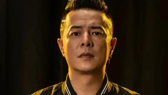 摇滚歌手灰子家中吐血猝死，生前常喝酒熬夜，50岁仍无妻无女！