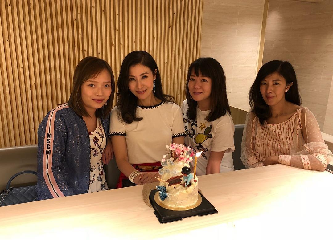 李嘉欣|李嘉欣与名媛姐妹楼顶聚餐，穿衣风格成为众名媛的标杆