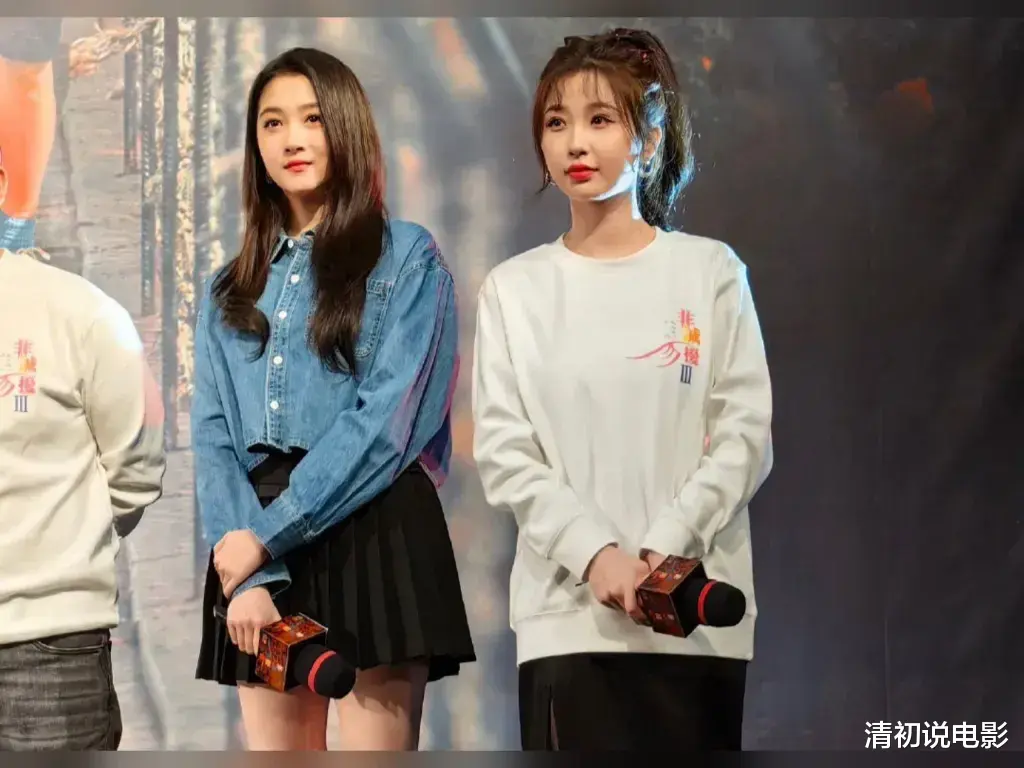 站在关晓彤旁边的虞书欣,“像极了明星”