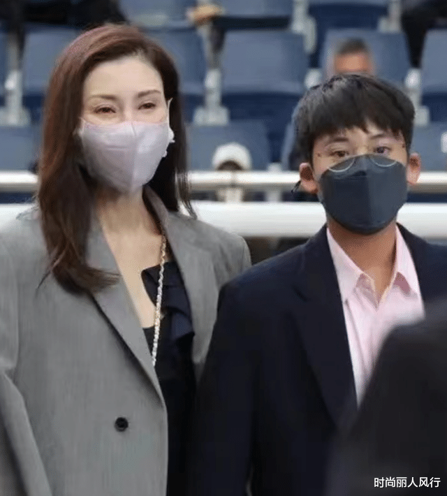 李嘉欣|李嘉欣全家现身马场!她穿短裙秀身材,12岁儿子挺啤酒肚有领导范