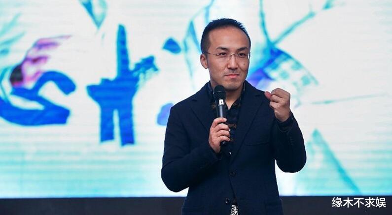 张萌一家3口游迪士尼，被富豪老公搂着不耐烦，5岁女儿腿好长！