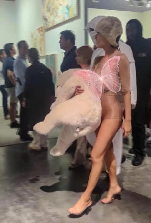 坎爷和老婆这对显眼包又出来了!娇妻抱毛绒熊遮体,又穿了个寂寞