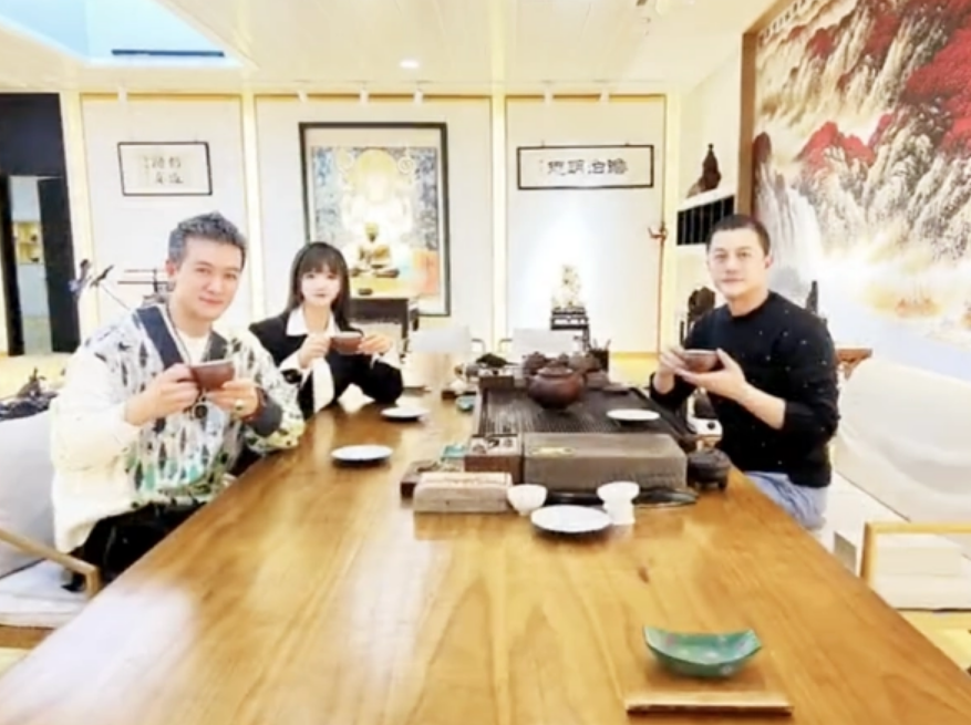 海哈金喜|又是先天病?李亚鹏二女儿长期手脱皮,海哈金喜脸憔悴眼神已无光