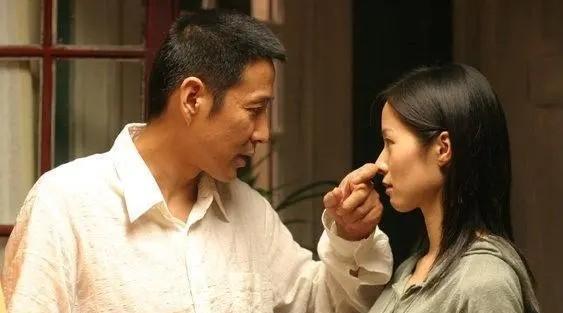 到处认干爹干哥，在男人堆里游刃有余，“顶级绿茶”江一燕现形记