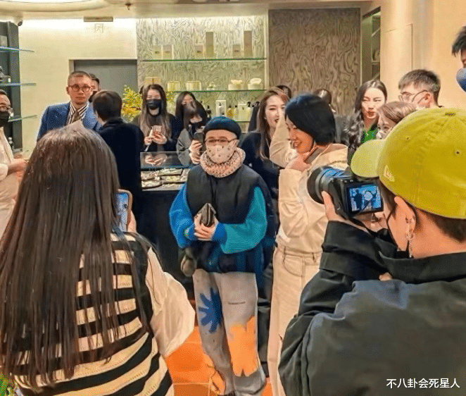 黄渤家宴排场大!妻子小欧罕见露面显年轻,全家人共用一张脸