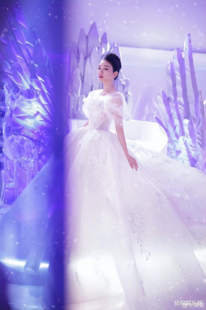 黄奕为穿上礼服腰上缠10层保鲜膜，网友：畸形审美，制造焦虑