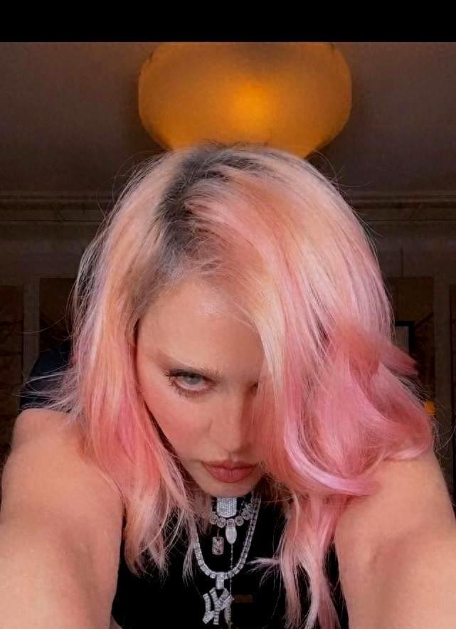 64岁麦当娜赤着上半身出镜,粉丝很害怕,老天后到底是怎么了?