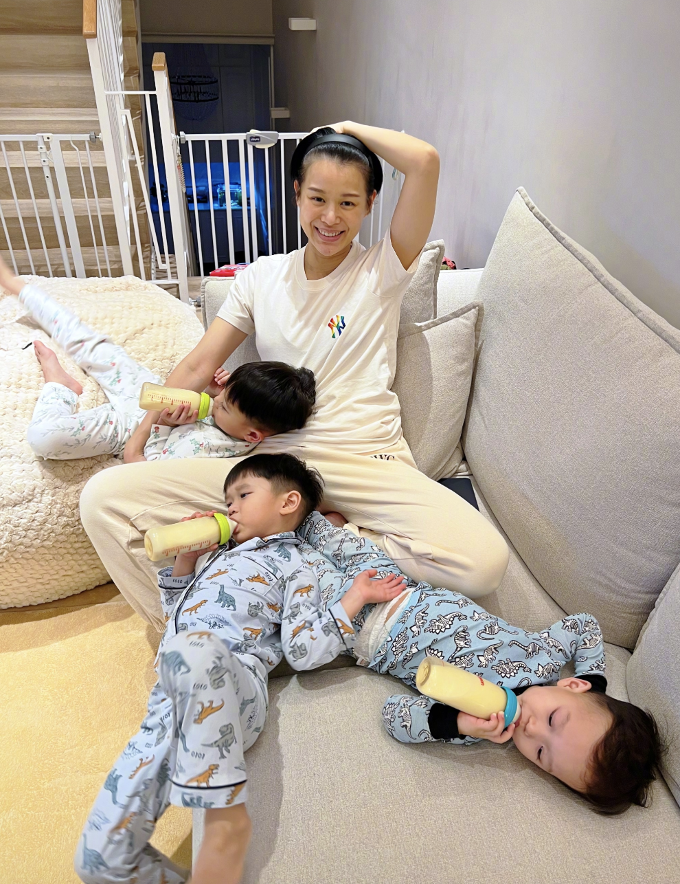 张艺凡|胡杏儿母亲节晒母子同框，个个帅气可爱，2岁幼子给妈妈表演劈叉