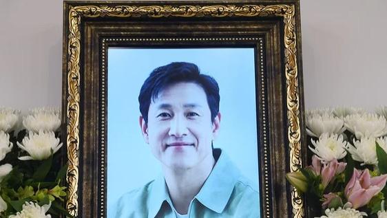 李善均含恨自杀，河正宇李政宰现身送别，敲诈他的A某跑路后被捕