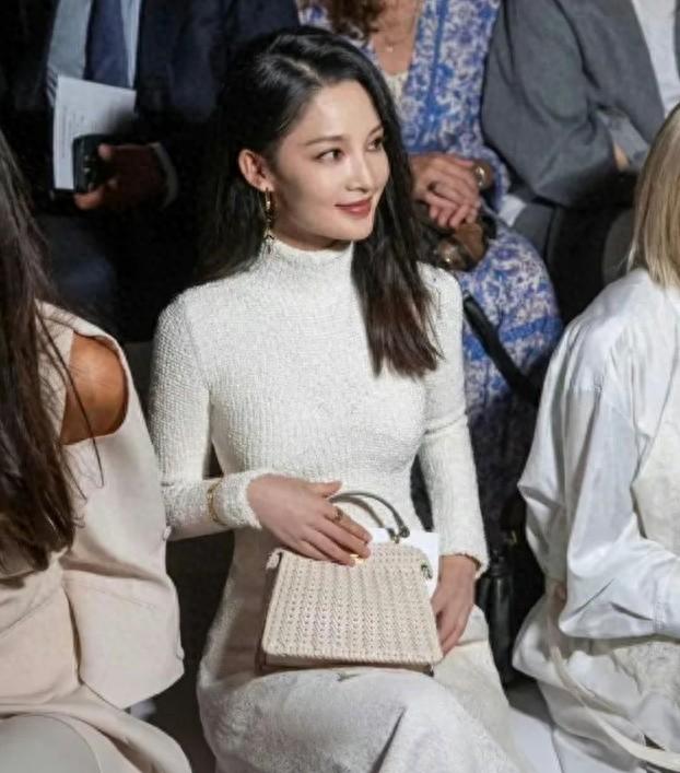 李沁巴黎秀场美翻天，国际脸秒杀外国女星