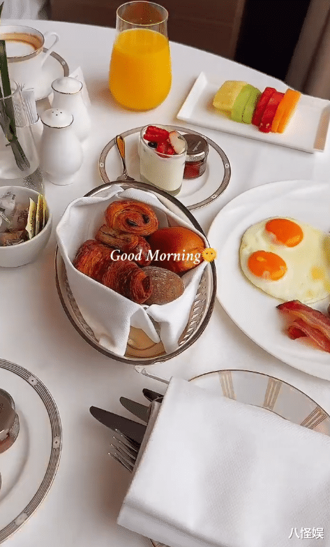 程晓玥与老公度假,王子西装革履儒雅帅气,婚后生活幸福如偶像剧